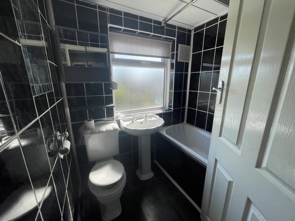 Lot: 7 - MID-TERRACE HOUSE FOR REFURBISHMENT - bathroom with wc